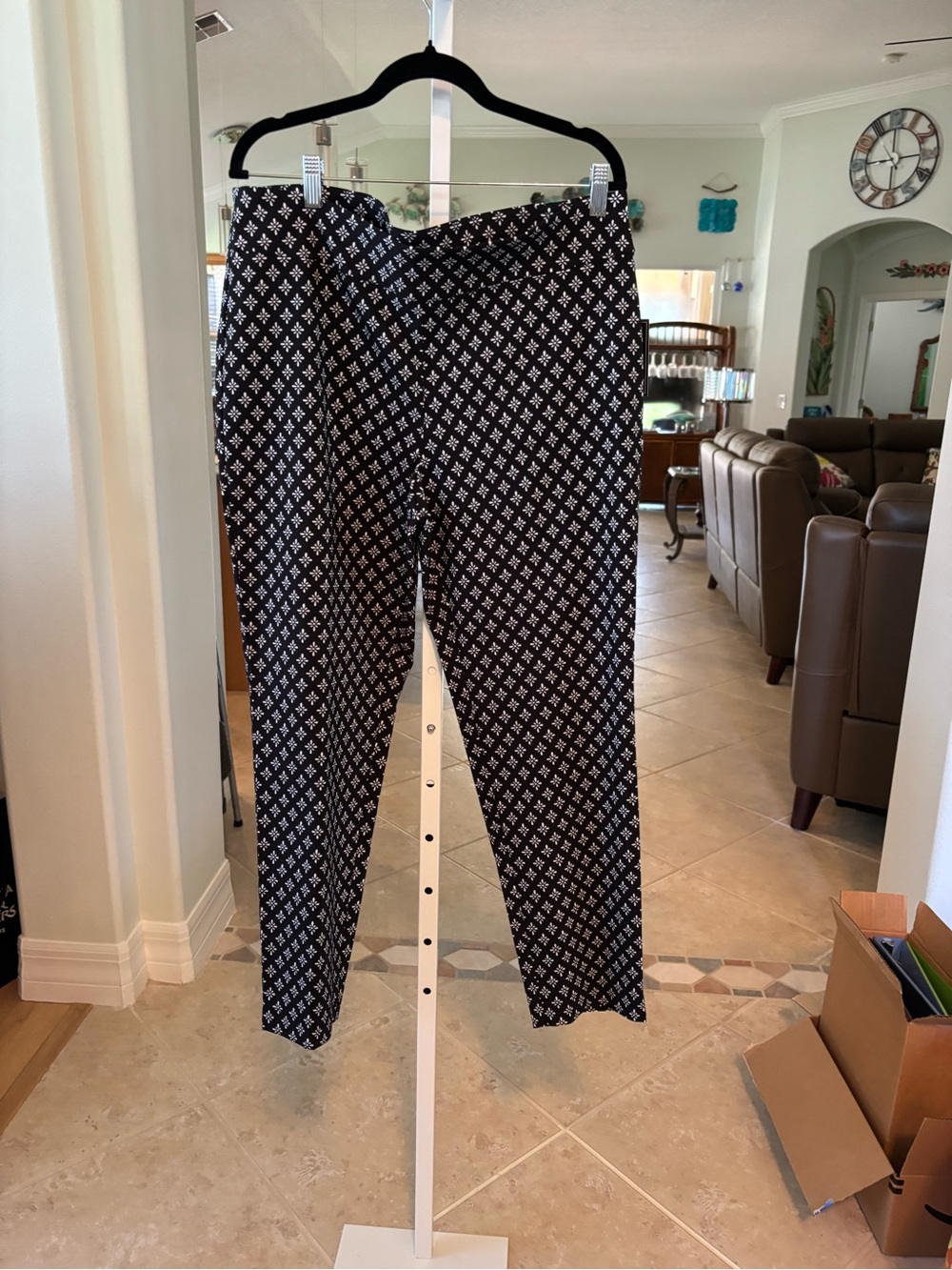 #206 Counterparts Black & White Floral Capri Leggings